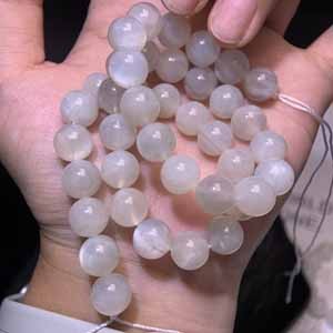 White moonlight sugar cube long chain can smooth the train of thought.