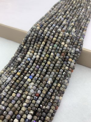 Sapphire Cube Sugar 4×4mm, Long Chain 38cm